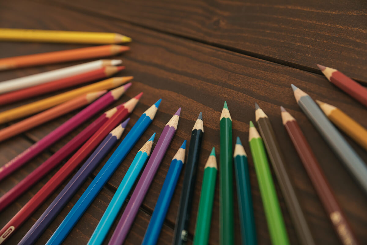 【 色彩心理学 】 色彩 の 心理効果 と 実用例　色とりどりの色鉛筆